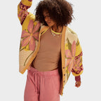 Cardigan tricotat cu model floral – detalii tricotaj