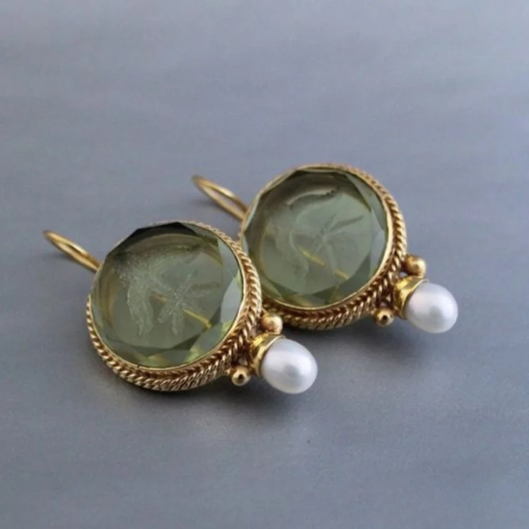 Elegáns retro fülbevalók zöld kővel és gyönggyel