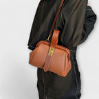 Geantă de mână sau crossbody damă Angie, elegantă și practică, purtată pe umăr de o femeie în ținută modernă.