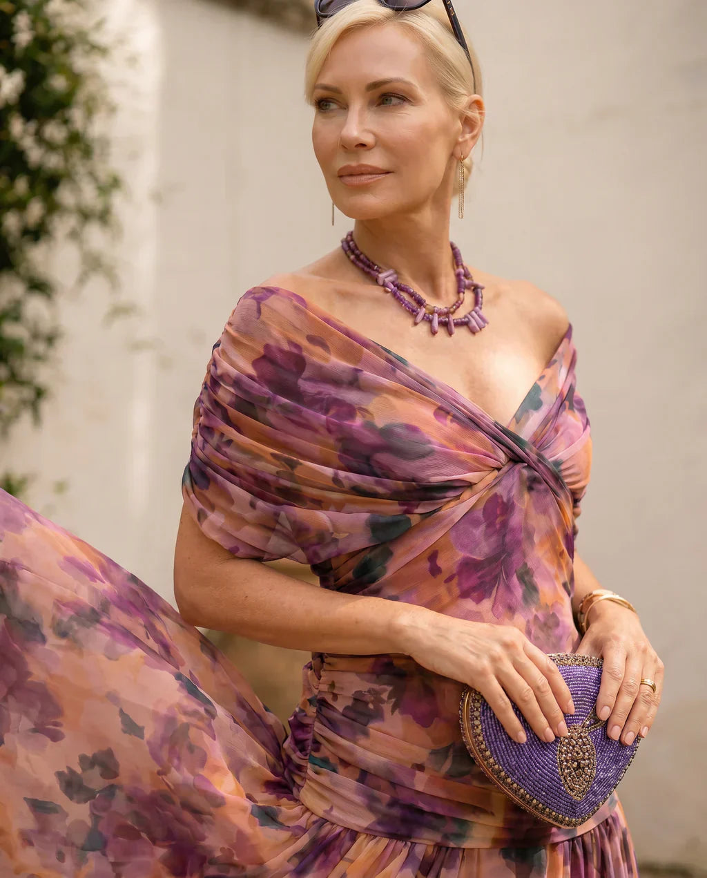 Orsolya – elegáns midi ruha V-kivágással